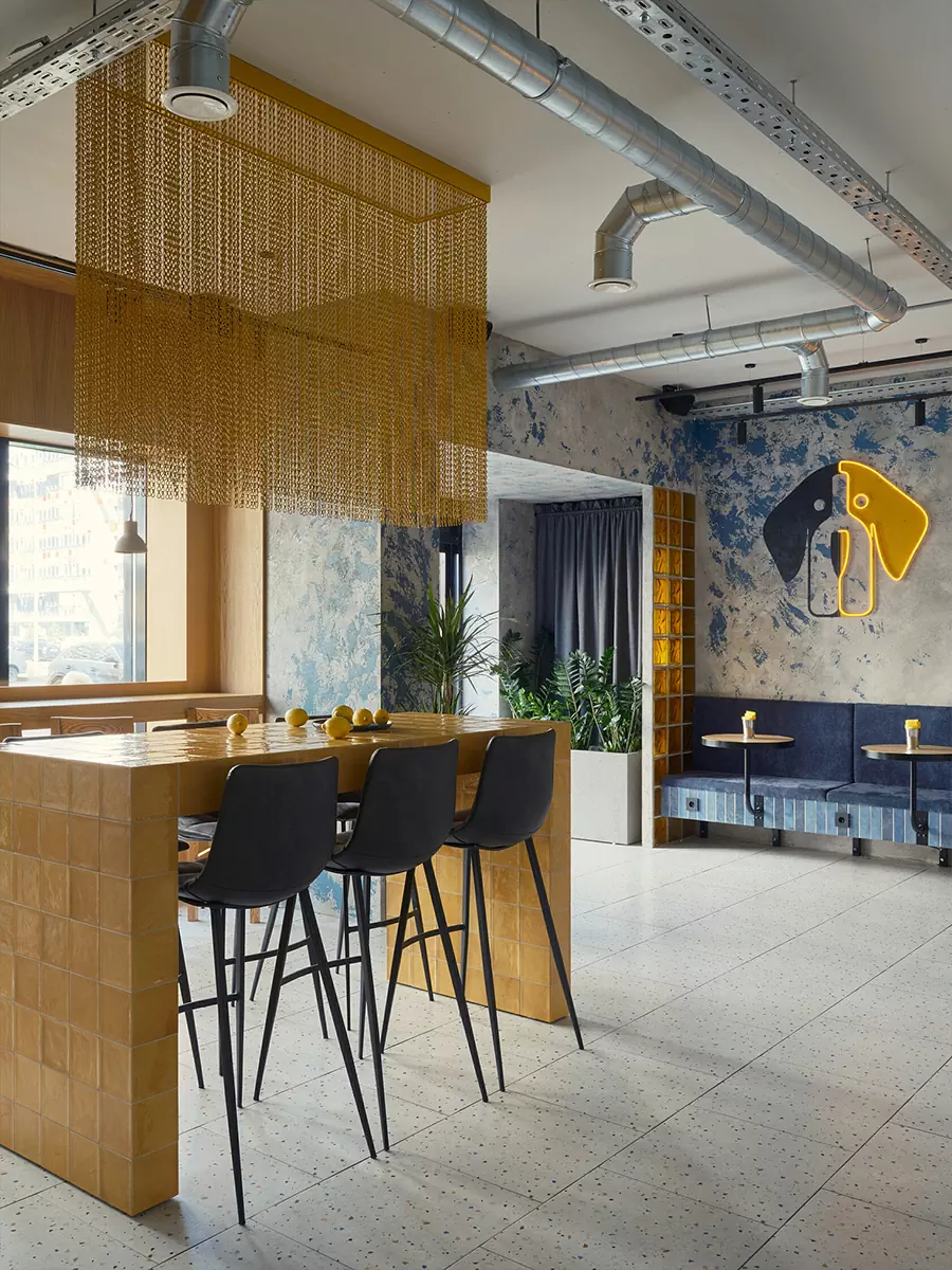 Янтарные стеклоблоки и декоративные цепи в интерьере питерского бара — проект MODGI Group