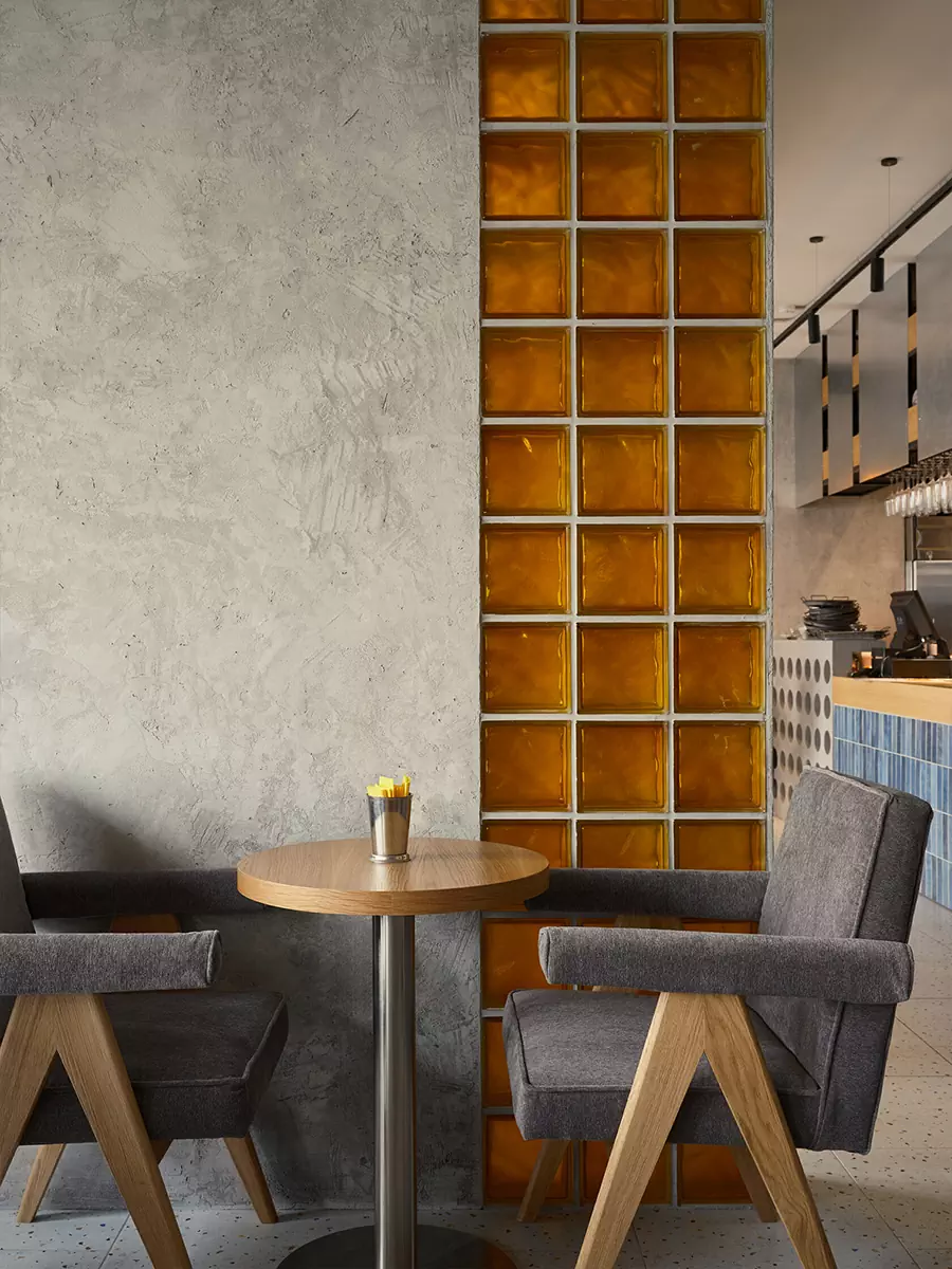 Янтарные стеклоблоки и декоративные цепи в интерьере питерского бара — проект MODGI Group