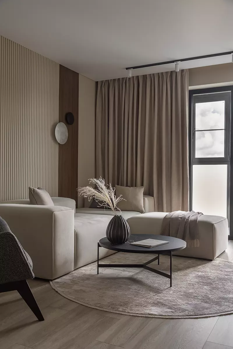 Уютный интерьер квартиры с низкими потолками и линейной планировкой — проект Вероники Ильиной