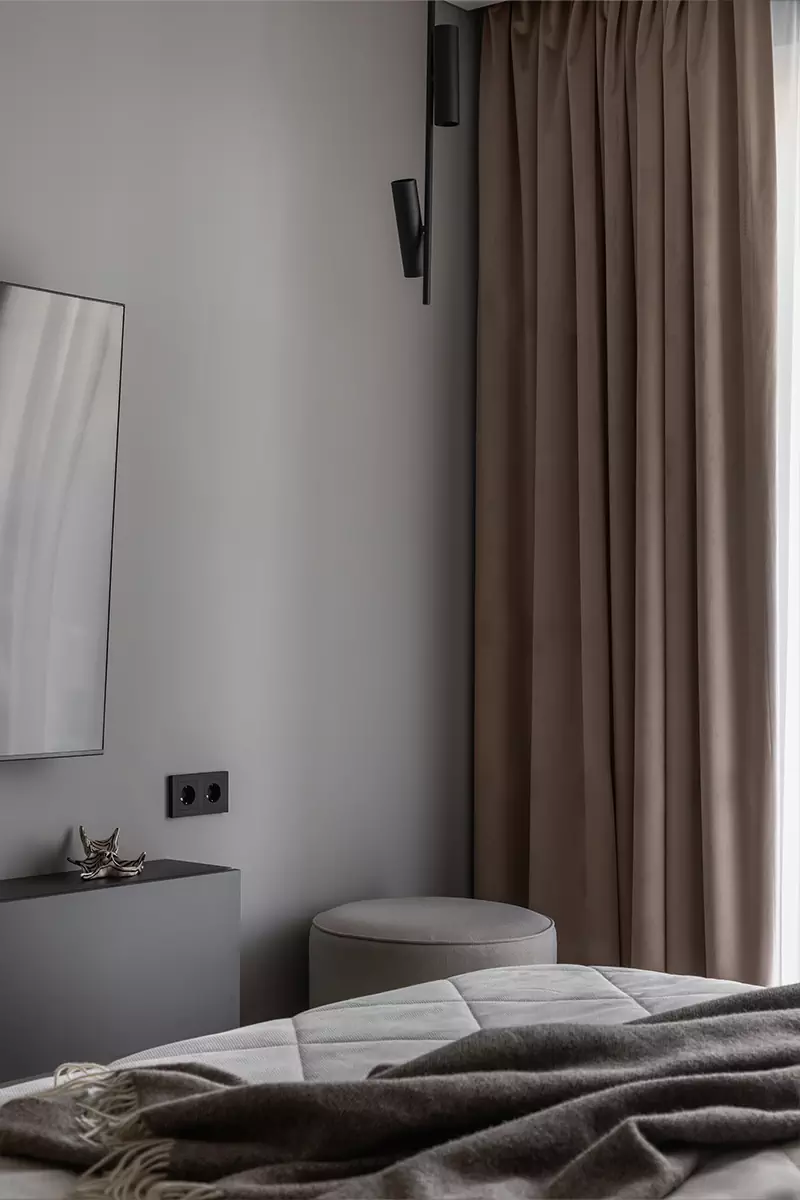 Уютный интерьер квартиры с низкими потолками и линейной планировкой — проект Вероники Ильиной