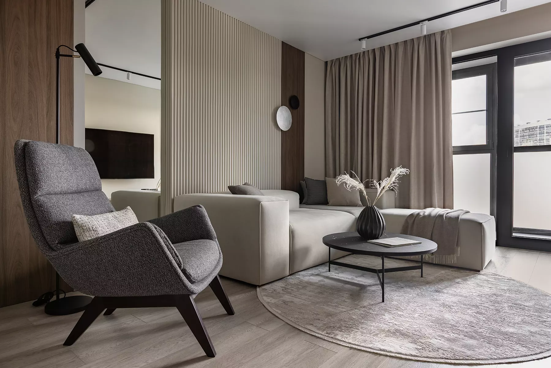 Уютный интерьер квартиры с низкими потолками и линейной планировкой — проект Вероники Ильиной