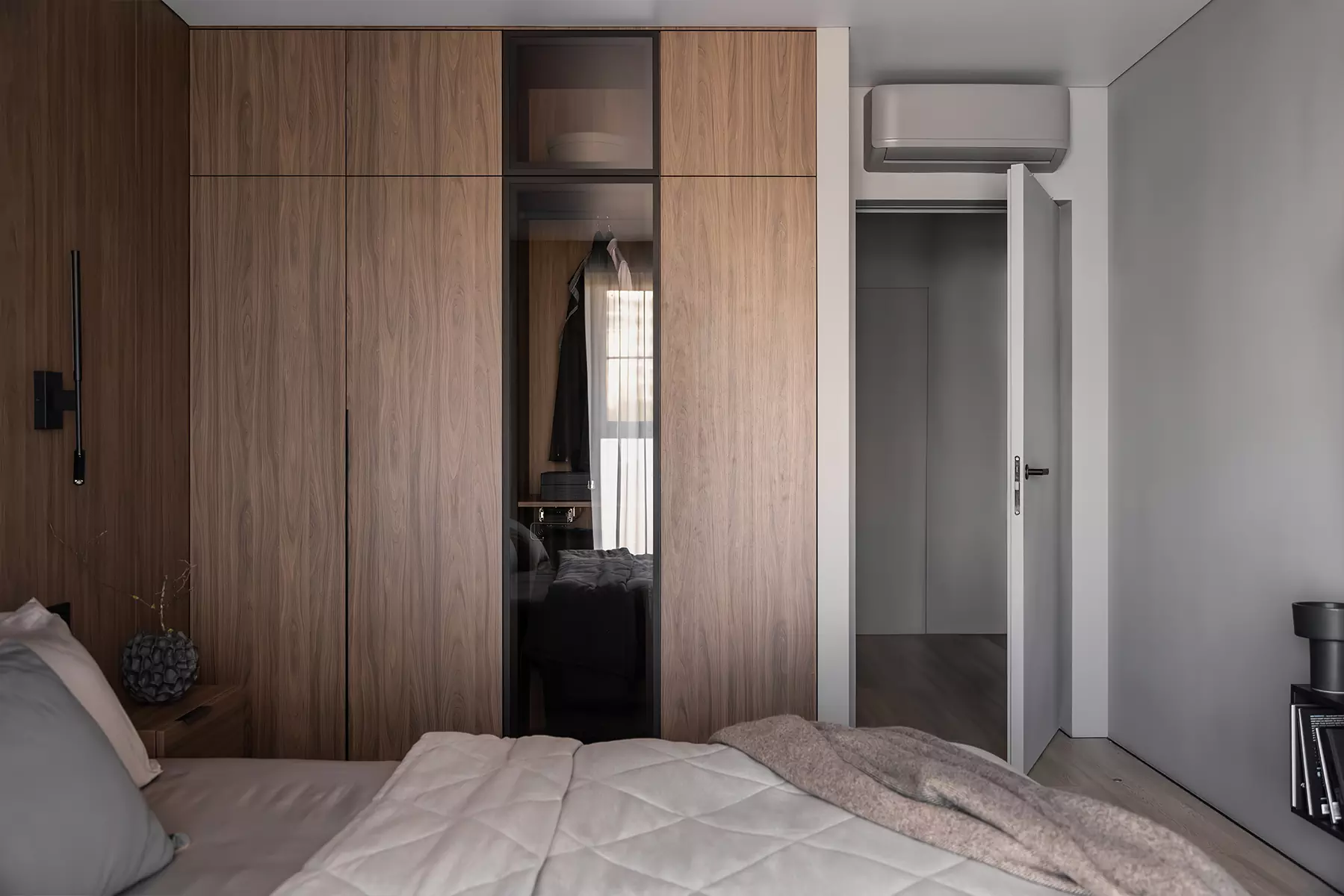 Уютный интерьер квартиры с низкими потолками и линейной планировкой — проект Вероники Ильиной