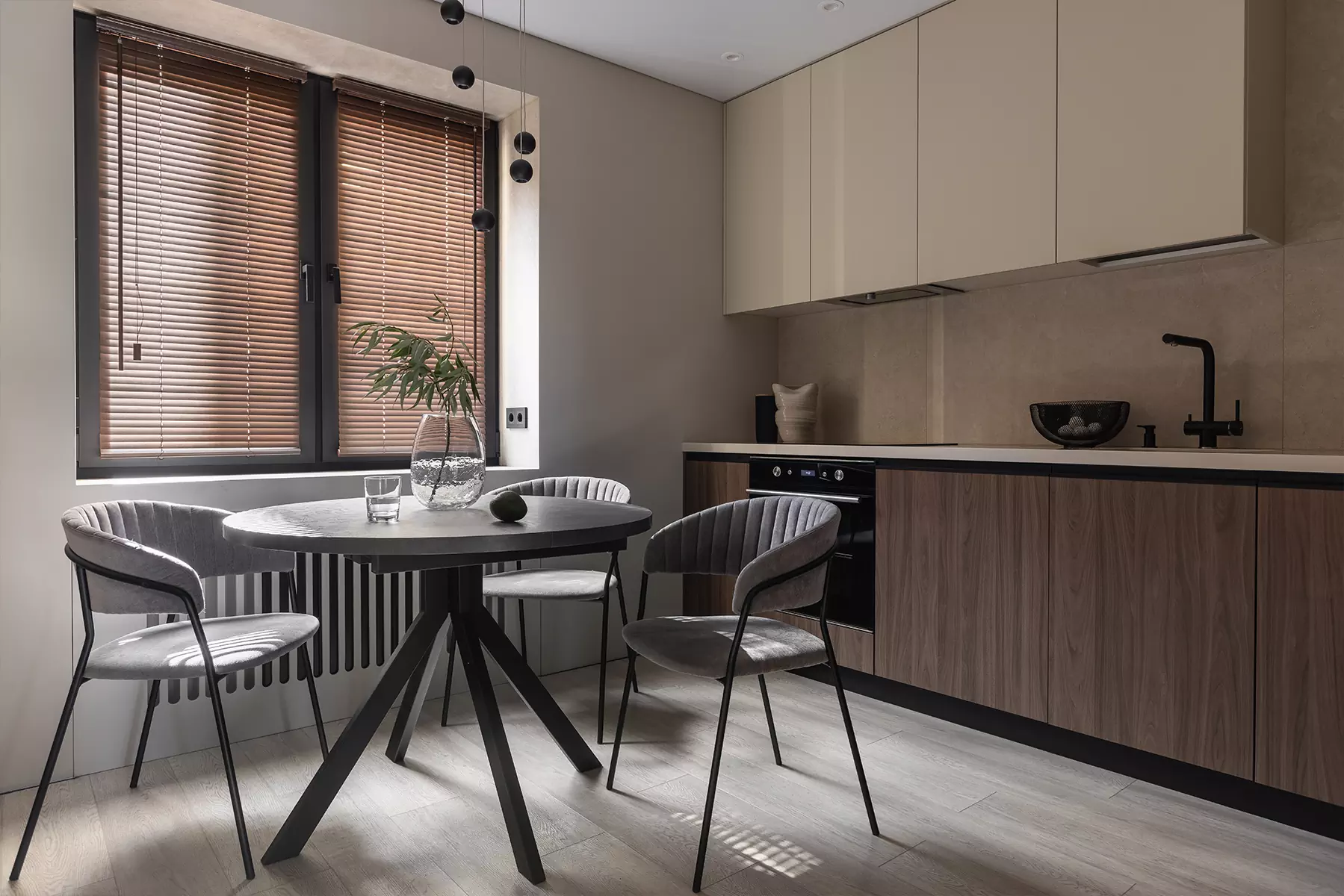 Уютный интерьер квартиры с низкими потолками и линейной планировкой — проект Вероники Ильиной