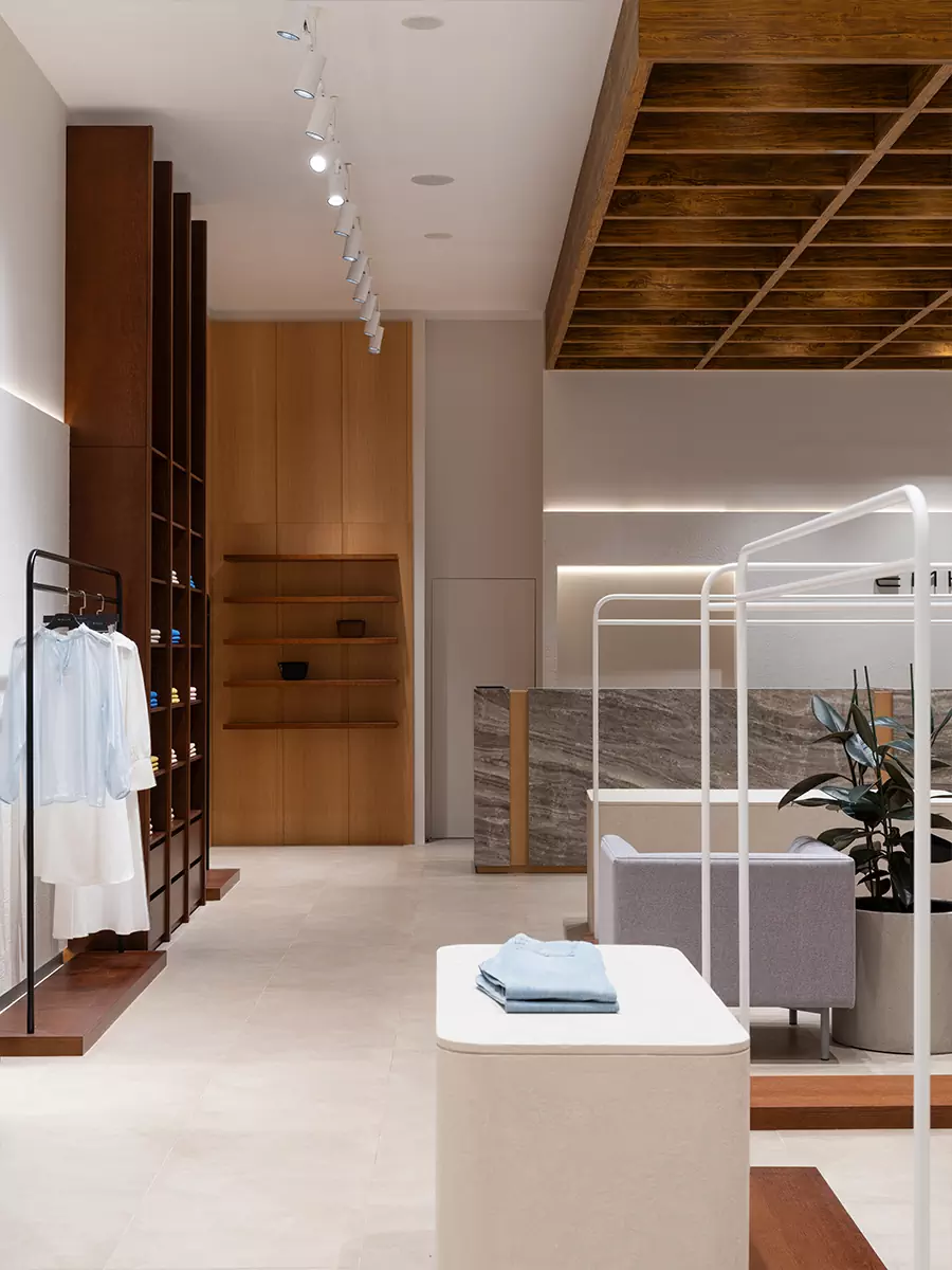 Мягкие формы и акцентная деталь на потолке в интерьере магазина женской одежды — проект Sinitsa buro