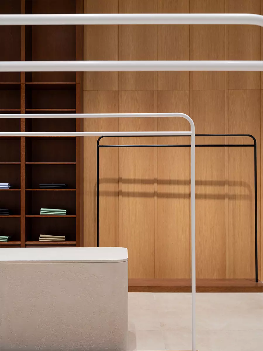 Мягкие формы и акцентная деталь на потолке в интерьере магазина женской одежды — проект Sinitsa buro