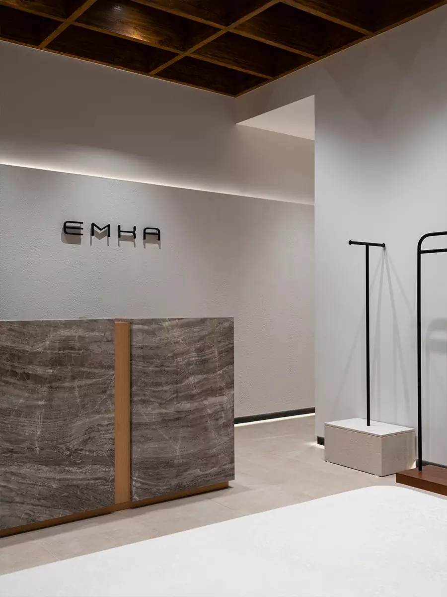 Мягкие формы и акцентная деталь на потолке в интерьере магазина женской одежды — проект Sinitsa buro