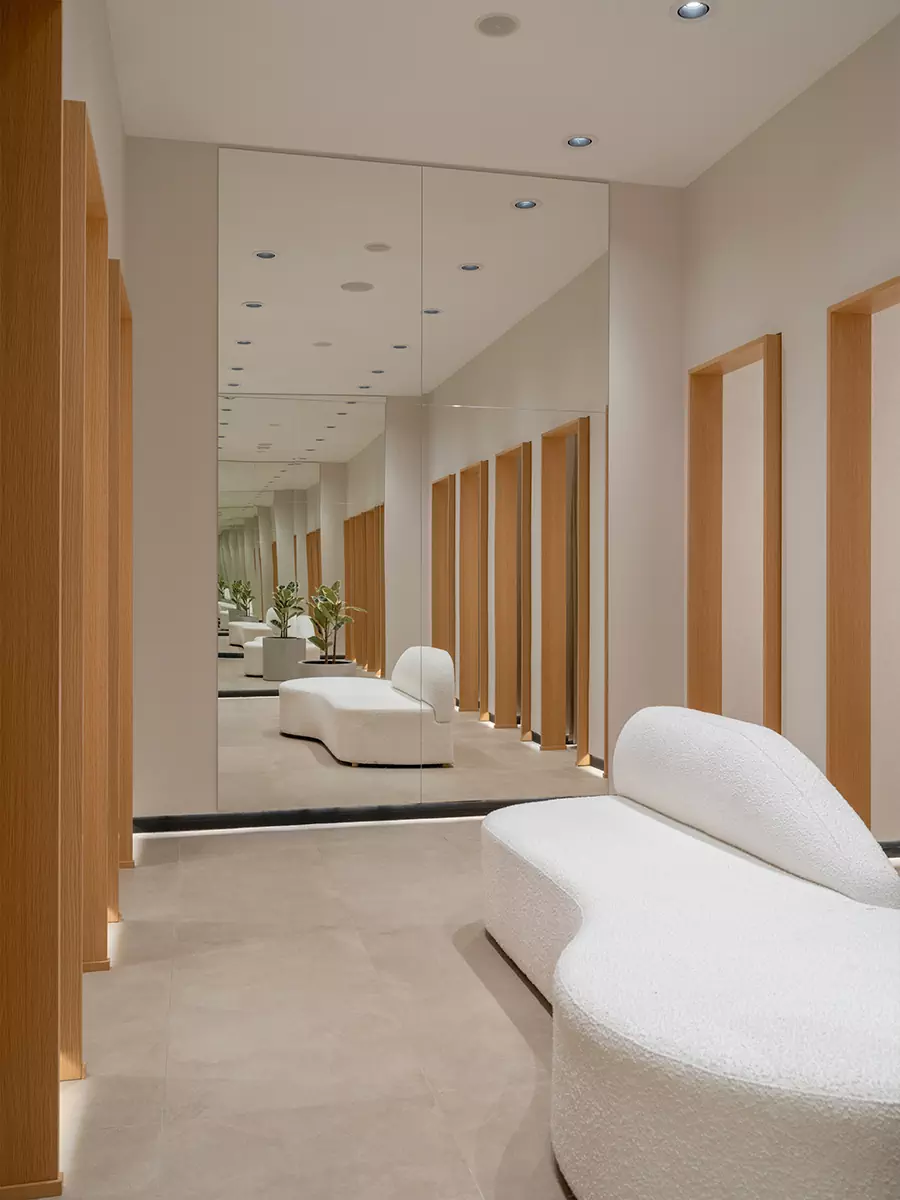 Мягкие формы и акцентная деталь на потолке в интерьере магазина женской одежды — проект Sinitsa buro