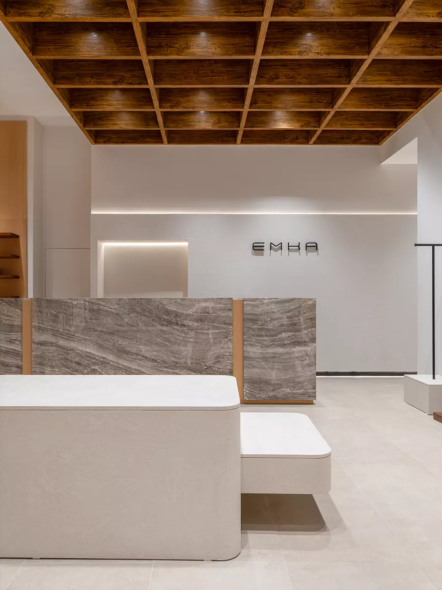 Мягкие формы и акцентная деталь на потолке в интерьере магазина женской одежды — проект Sinitsa buro