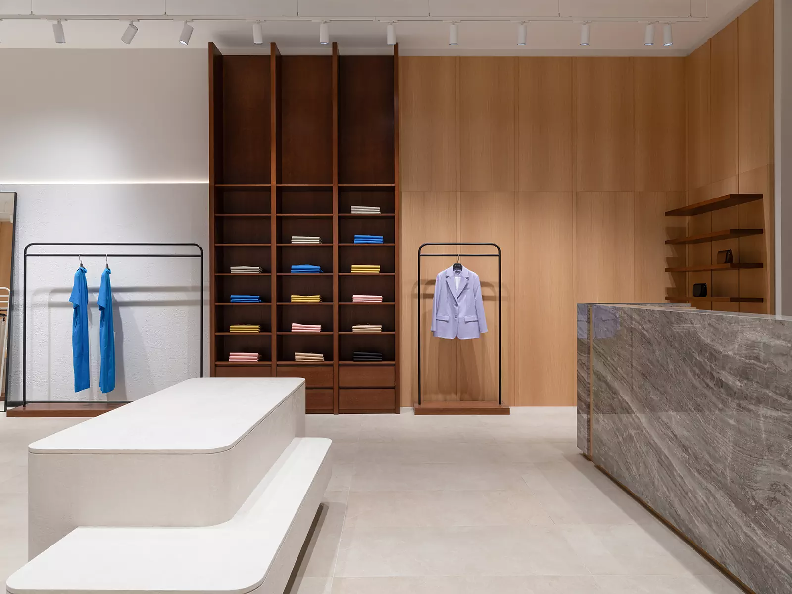 Мягкие формы и акцентная деталь на потолке в интерьере магазина женской одежды — проект Sinitsa buro