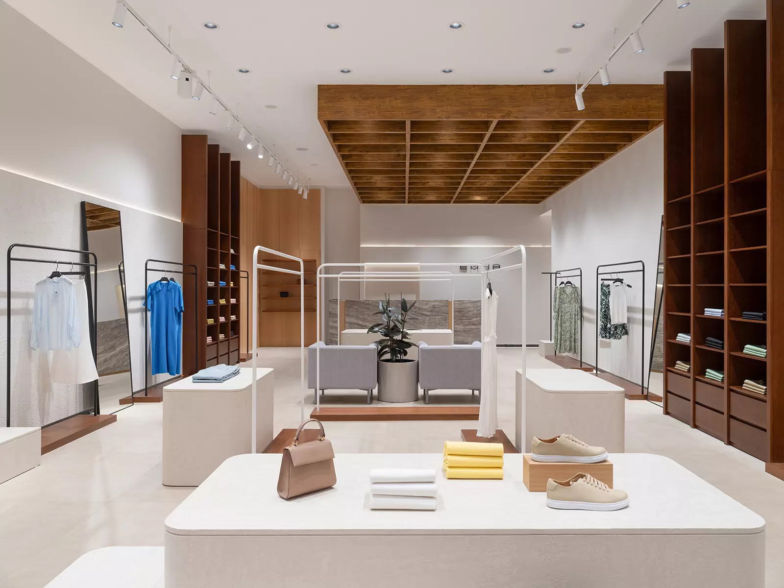 Мягкие формы и акцентная деталь на потолке в интерьере магазина женской одежды — проект Sinitsa buro