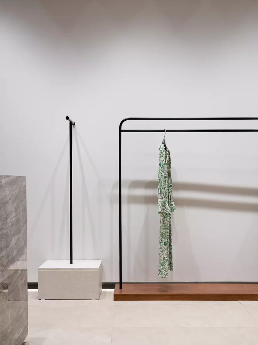 Мягкие формы и акцентная деталь на потолке в интерьере магазина женской одежды — проект Sinitsa buro