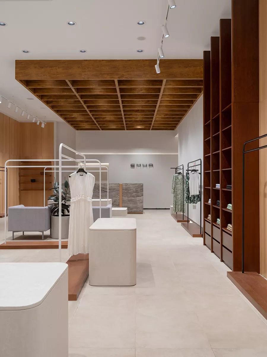 Мягкие формы и акцентная деталь на потолке в интерьере магазина женской одежды — проект Sinitsa buro