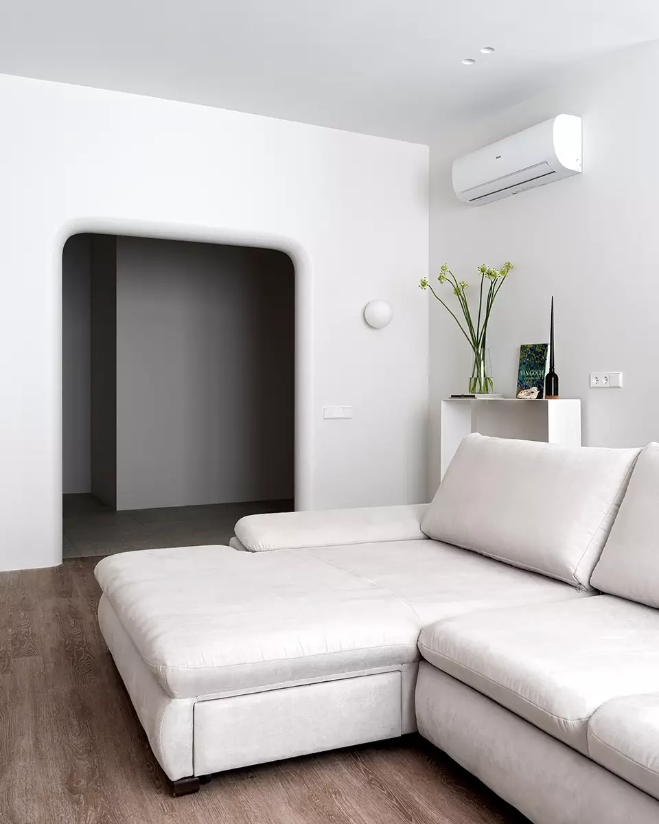 Лаконичный интерьер квартиры со сложной геометрией с акцентным санузлом — проект студии Пора