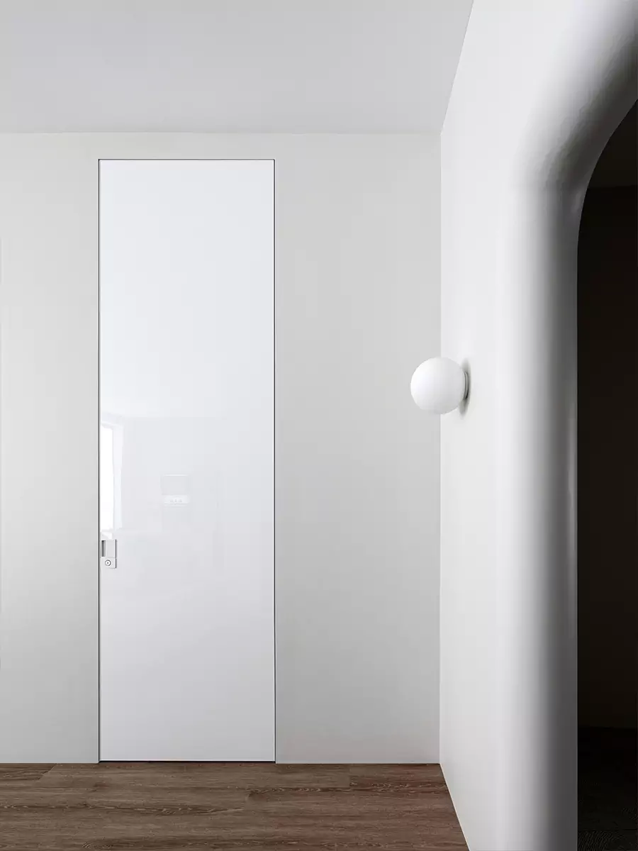 Лаконичный интерьер квартиры со сложной геометрией с акцентным санузлом — проект студии Пора