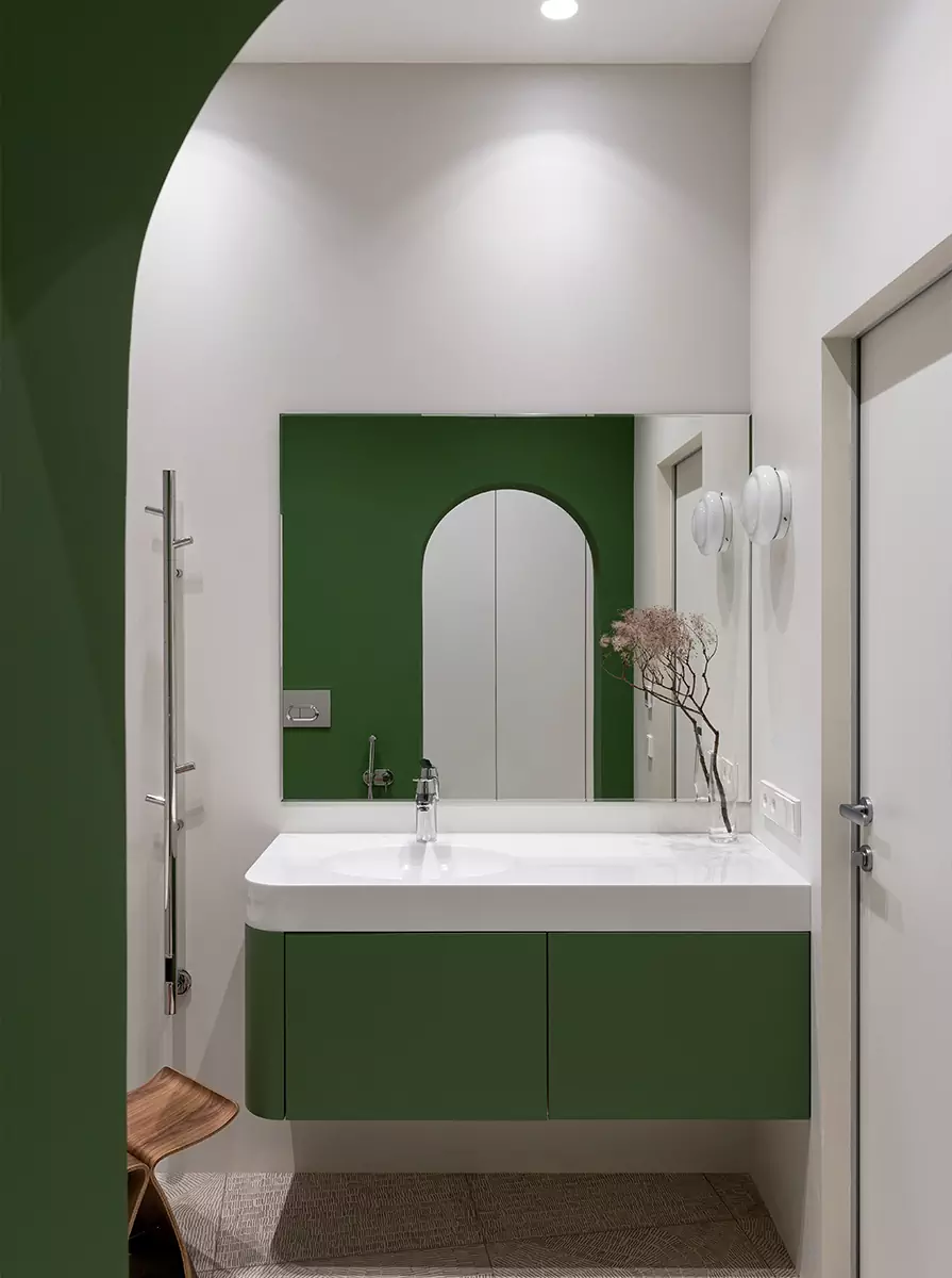 Лаконичный интерьер квартиры со сложной геометрией с акцентным санузлом — проект студии Пора