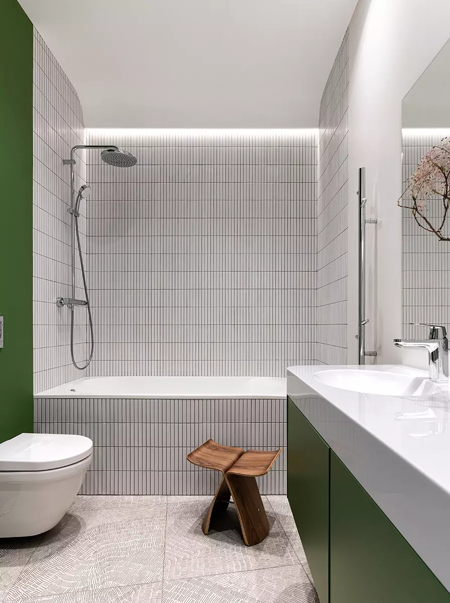 Лаконичный интерьер квартиры со сложной геометрией с акцентным санузлом — проект студии Пора