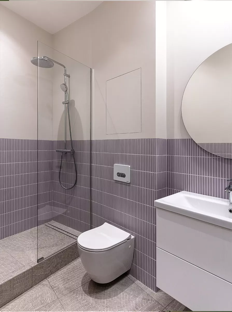 Лаконичный интерьер квартиры со сложной геометрией с акцентным санузлом — проект студии Пора