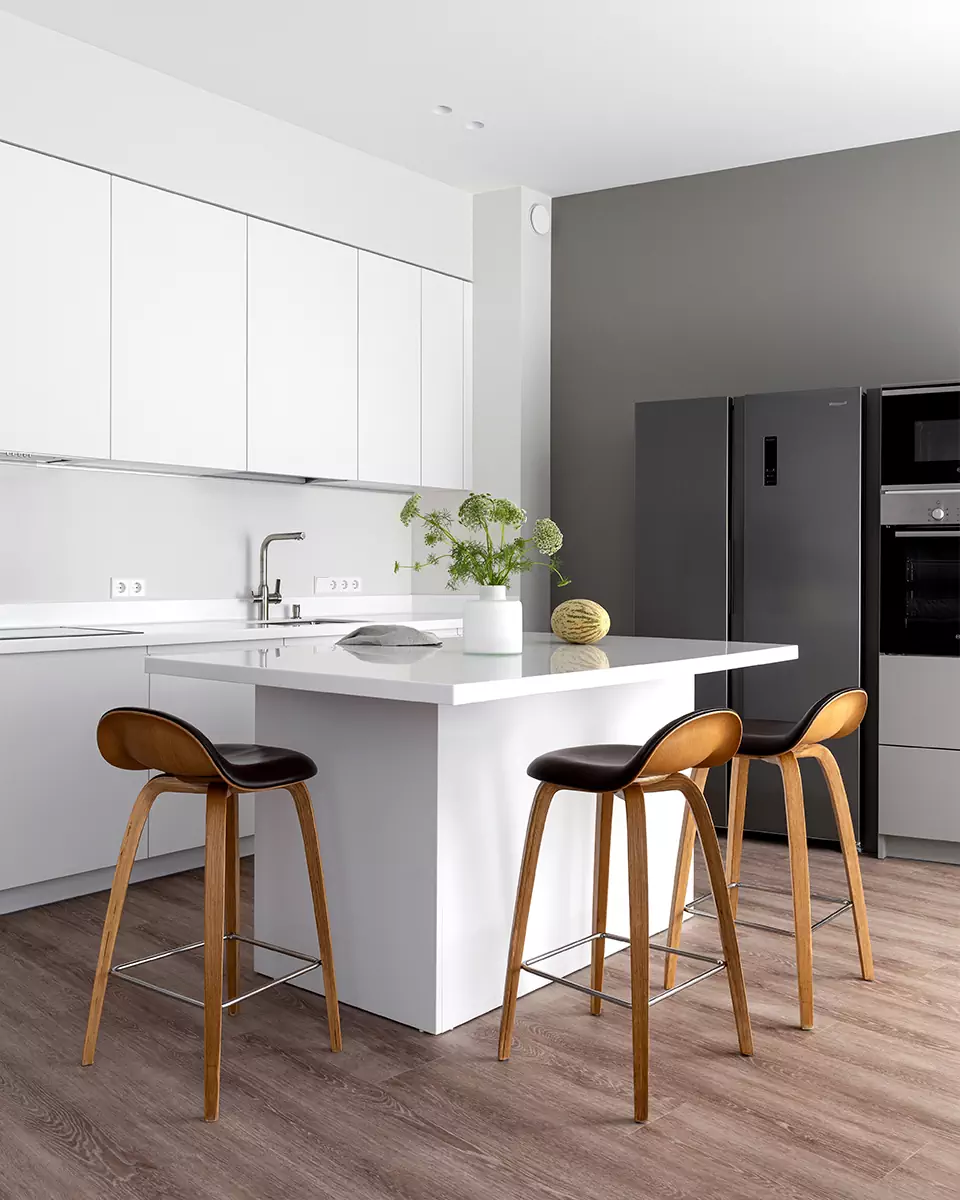 Лаконичный интерьер квартиры со сложной геометрией с акцентным санузлом — проект студии Пора