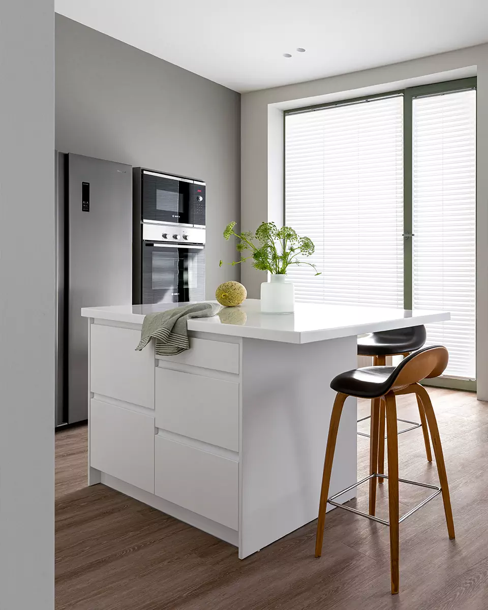 Лаконичный интерьер квартиры со сложной геометрией с акцентным санузлом — проект студии Пора