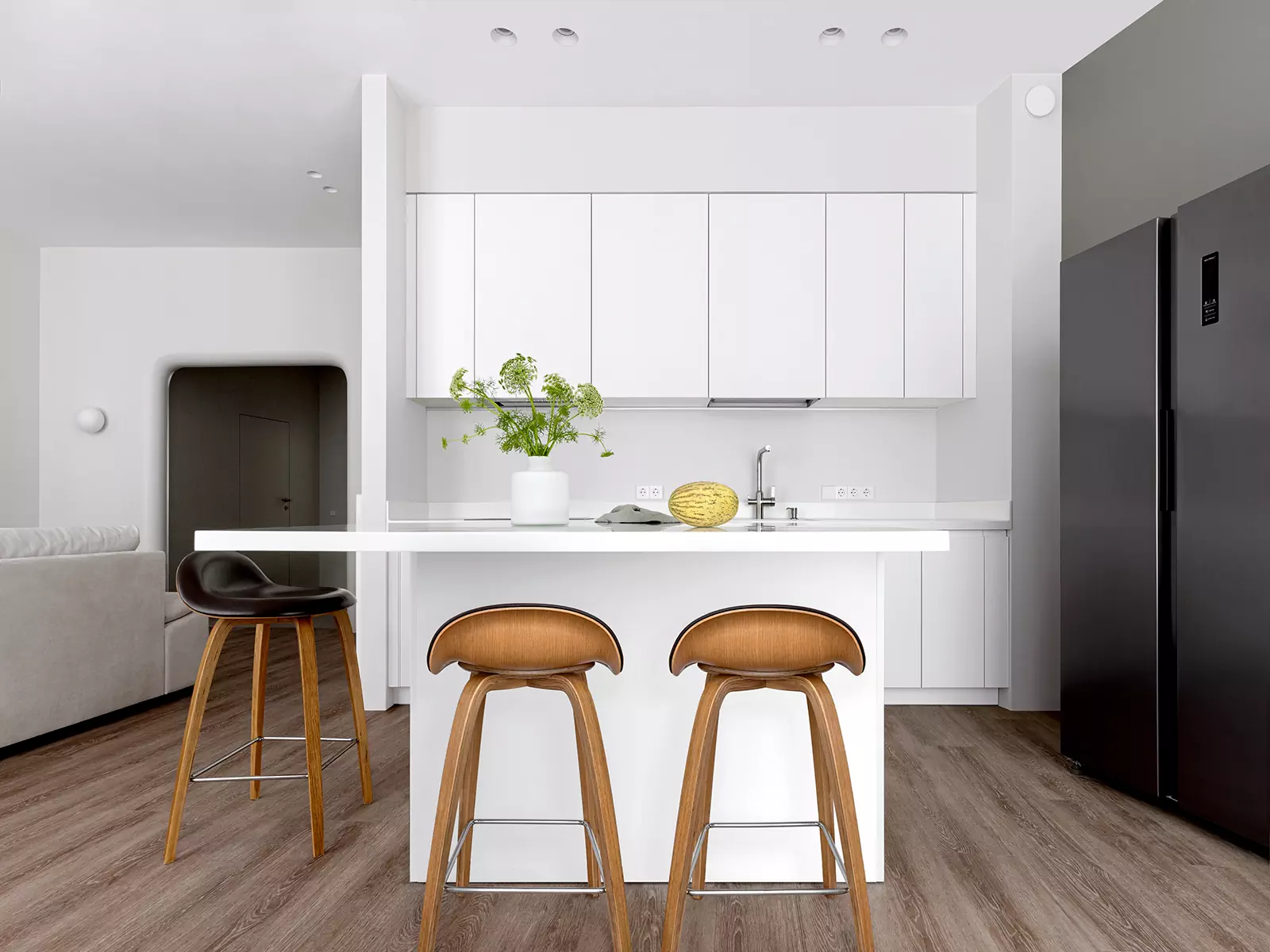 Лаконичный интерьер квартиры со сложной геометрией с акцентным санузлом — проект студии Пора