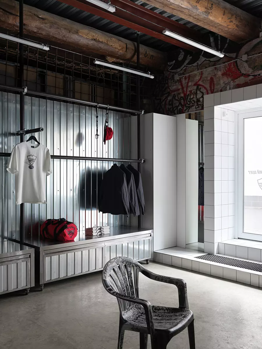 Элементы андеграунда в интерьере петербургского магазина одежды — проект Валентины Дукмас