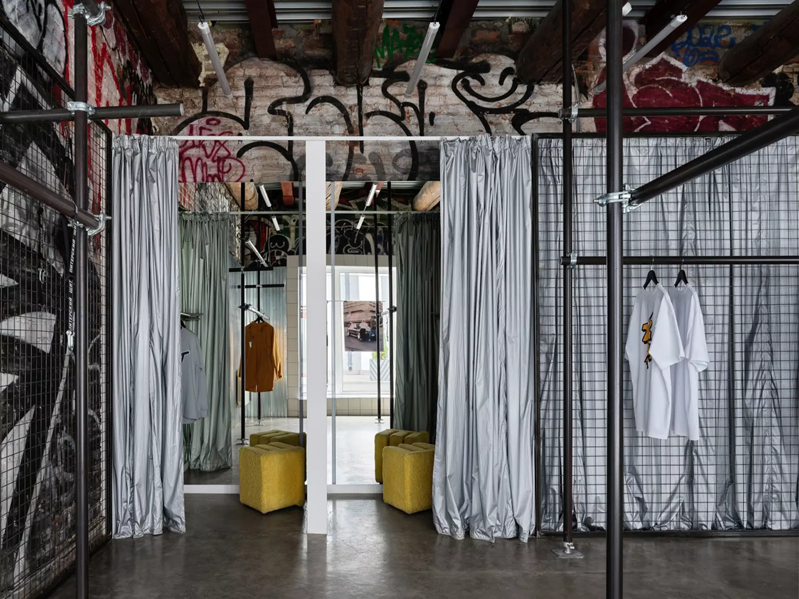 Элементы андеграунда в интерьере петербургского магазина одежды — проект Валентины Дукмас