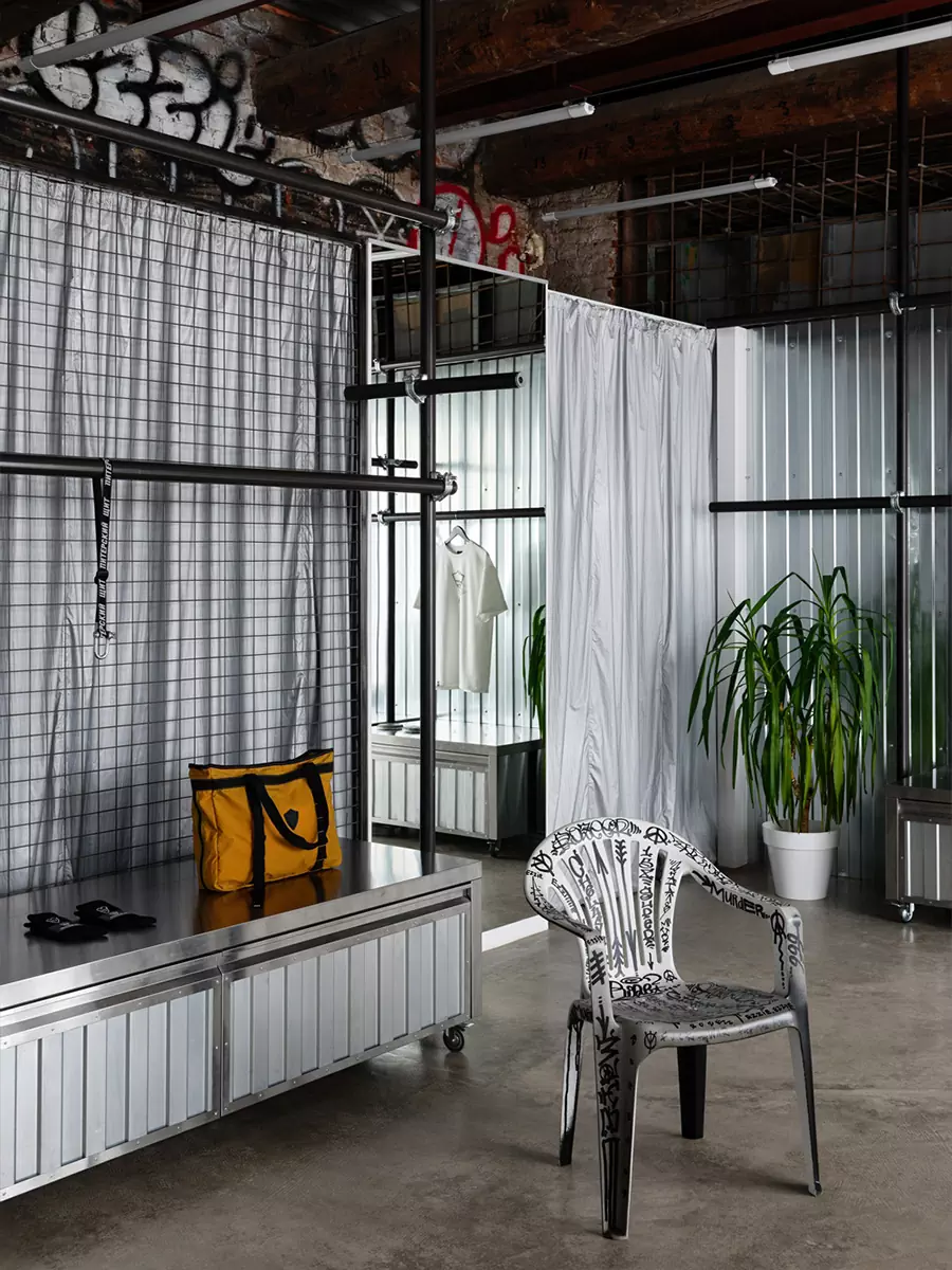 Элементы андеграунда в интерьере петербургского магазина одежды — проект Валентины Дукмас