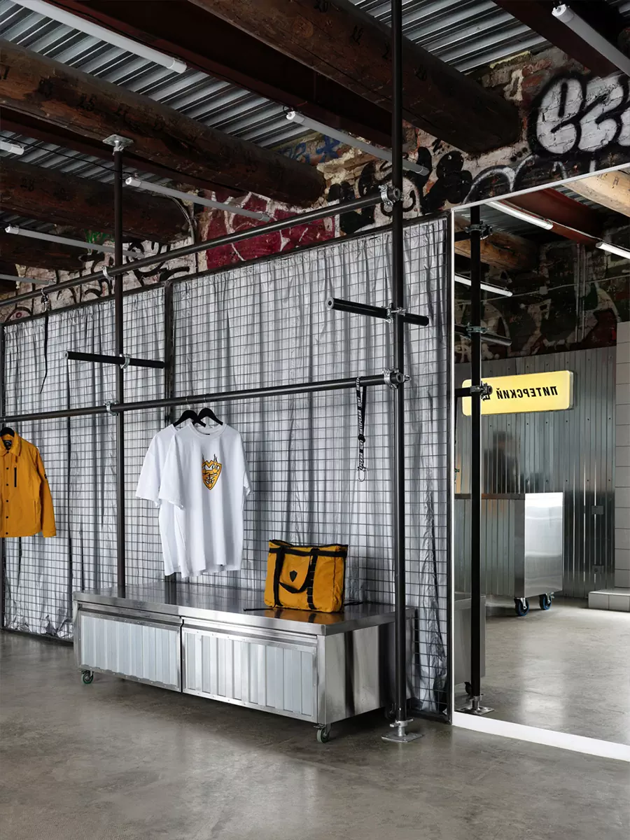 Элементы андеграунда в интерьере петербургского магазина одежды — проект Валентины Дукмас