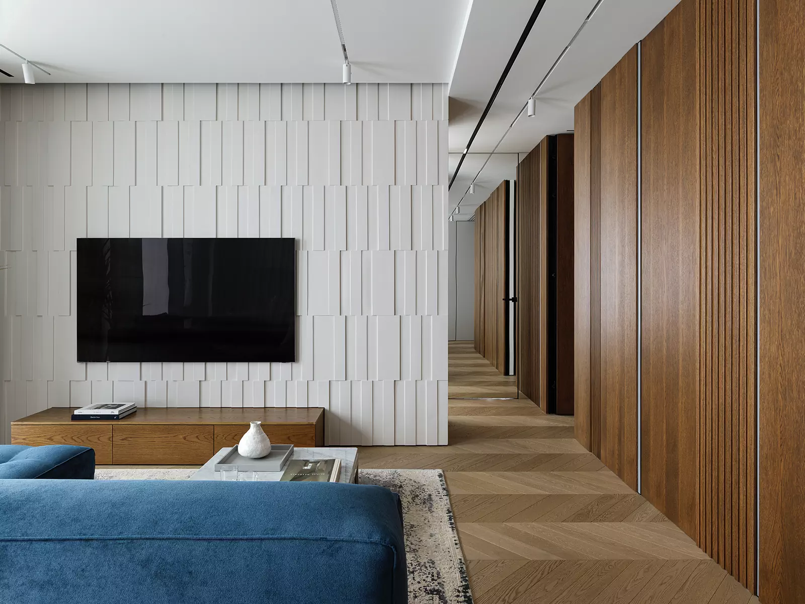 Гармония прямых линий и сочных цветов в интерьере квартиры для дружной семьи — проект студии A&ES