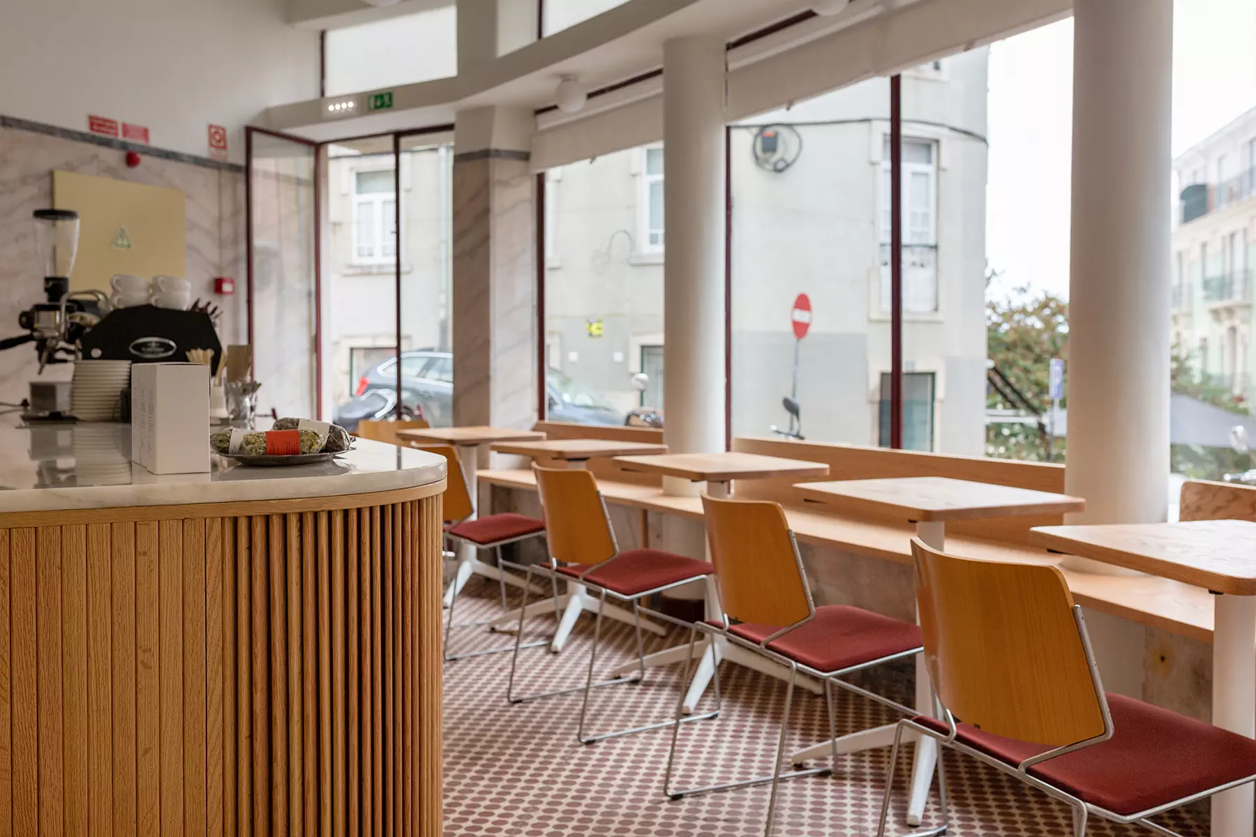 Модернистский интерьер португальского кафе с богатыми исходными данными — проект Ольги Чут