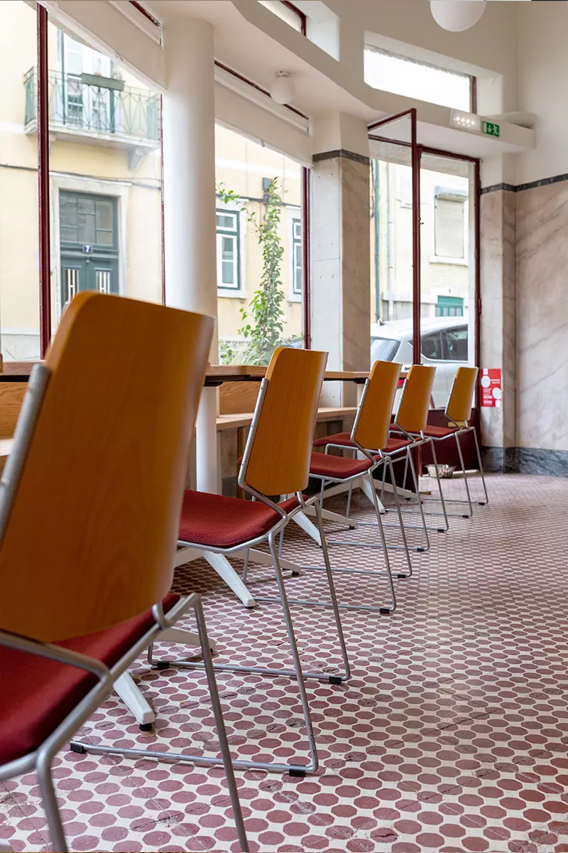 Модернистский интерьер португальского кафе с богатыми исходными данными — проект Ольги Чут