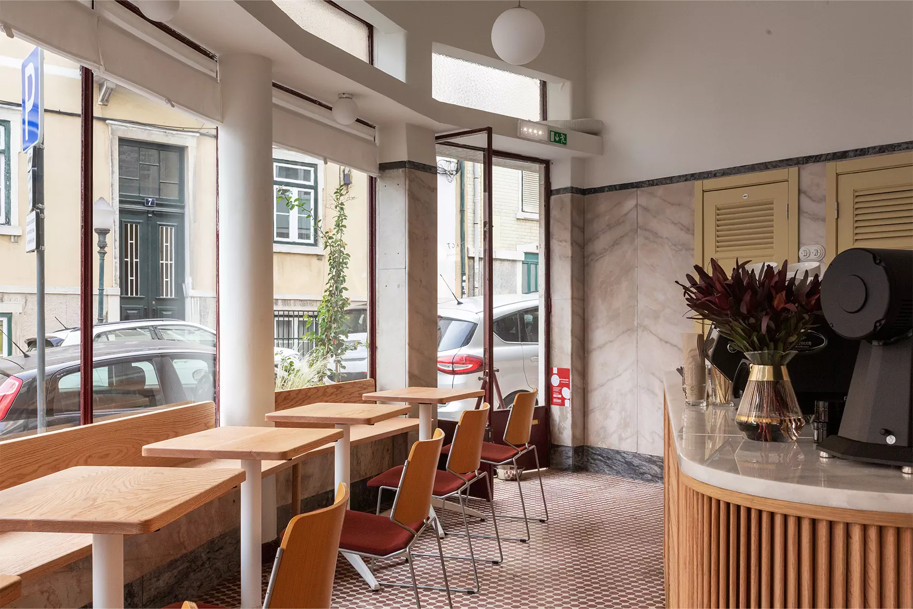 Модернистский интерьер португальского кафе с богатыми исходными данными — проект Ольги Чут