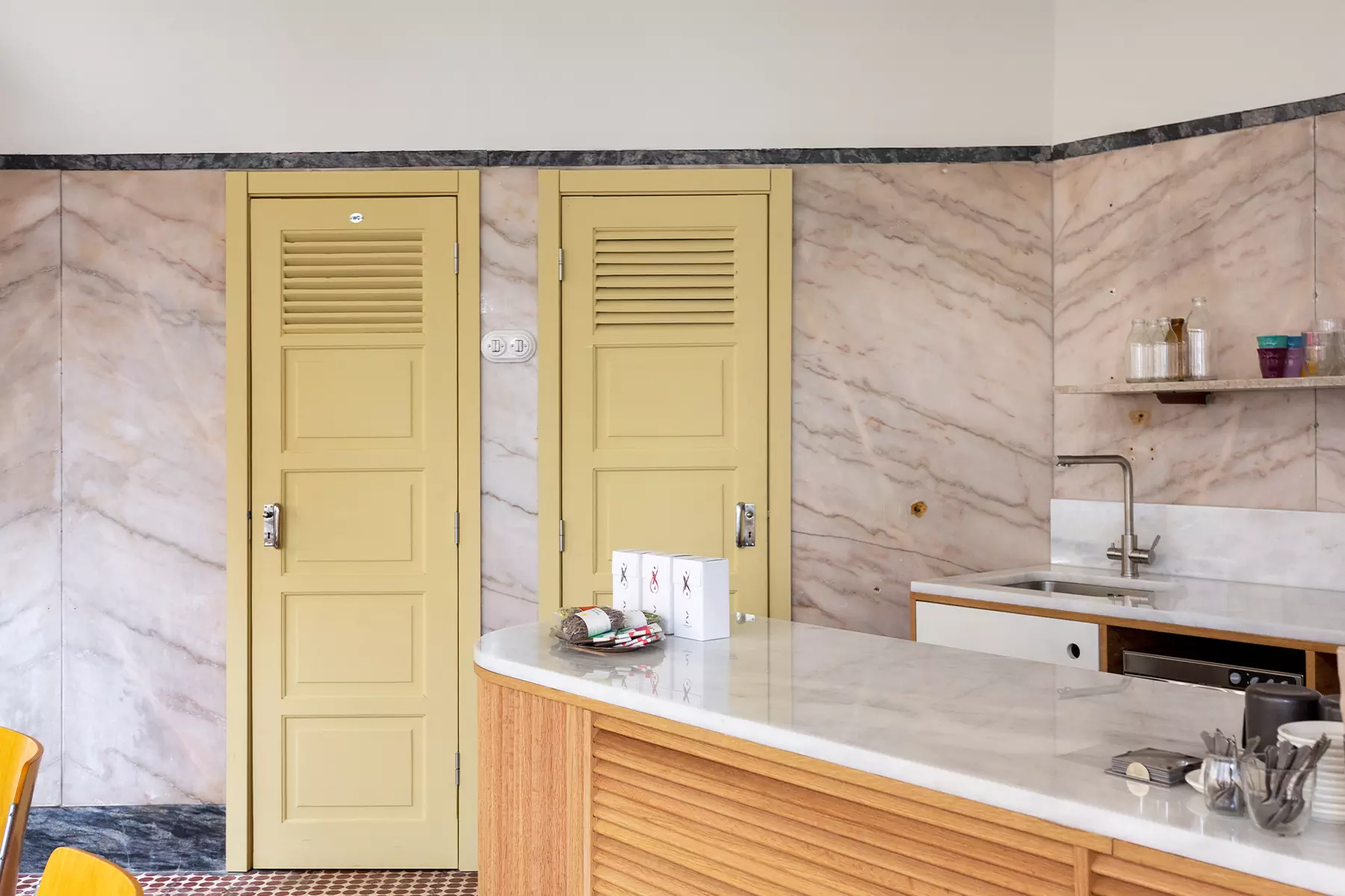 Модернистский интерьер португальского кафе с богатыми исходными данными — проект Ольги Чут