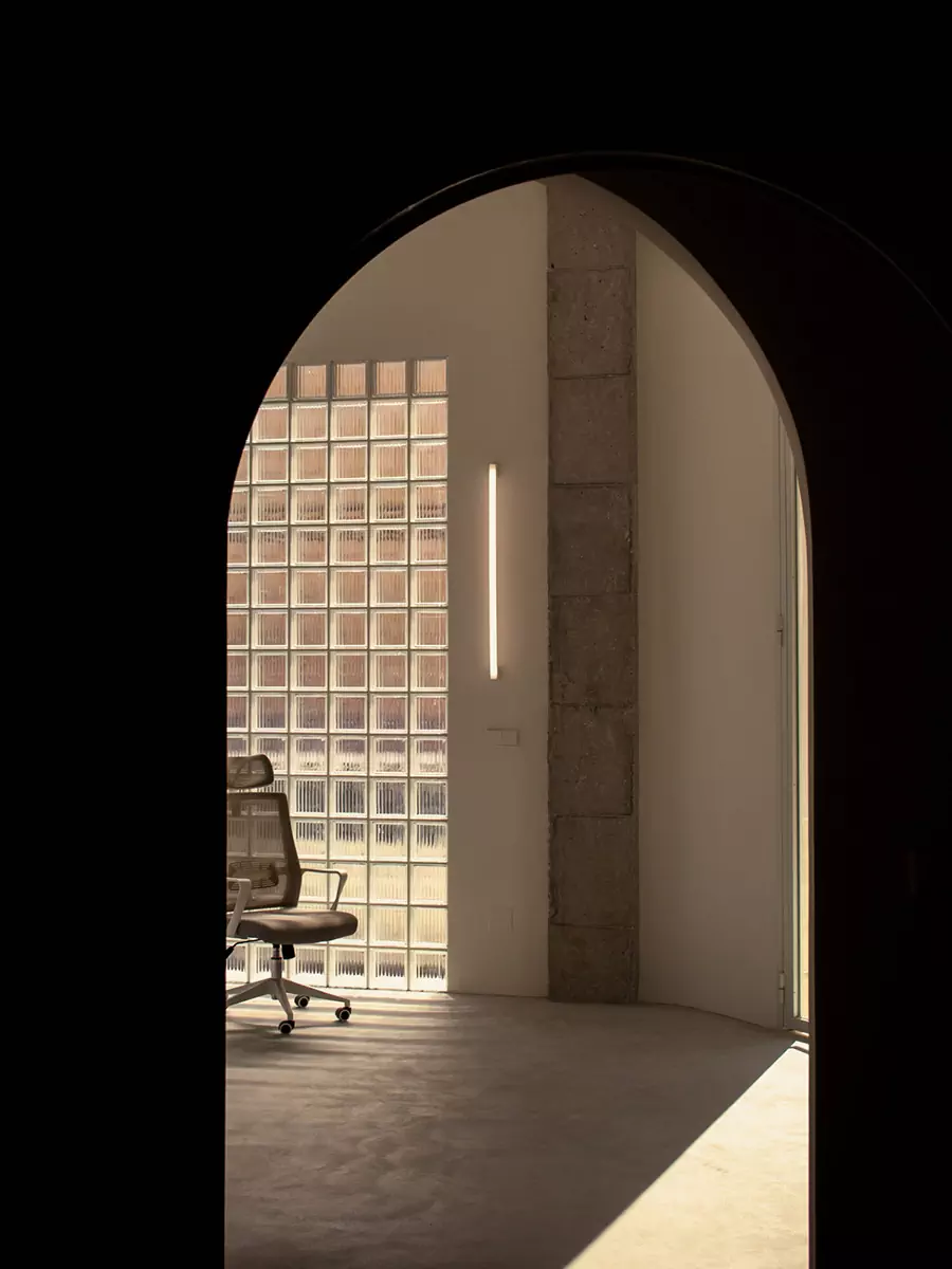 Тысяча стеклоблоков и ярко-синий санузел в интерьере офиса испанской дизайн-студии — проект ABEZ Design