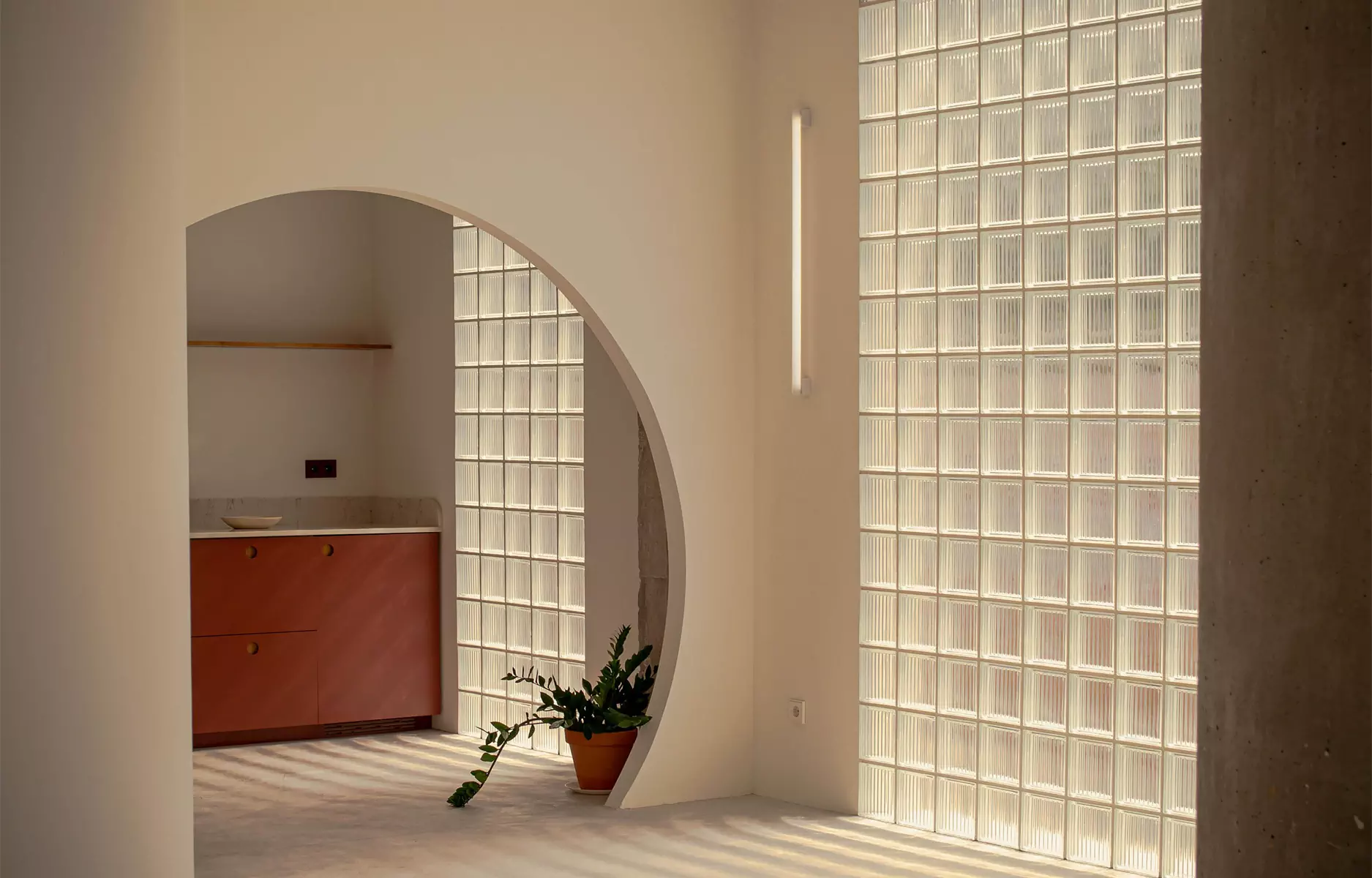 Тысяча стеклоблоков и ярко-синий санузел в интерьере офиса испанской дизайн-студии — проект ABEZ Design