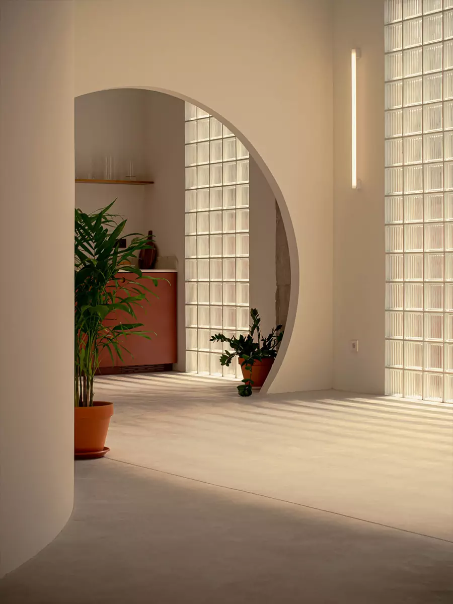 Тысяча стеклоблоков и ярко-синий санузел в интерьере офиса испанской дизайн-студии — проект ABEZ Design