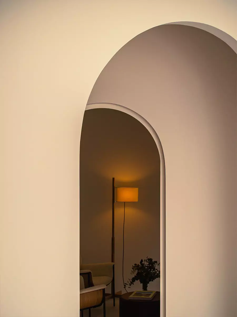 Тысяча стеклоблоков и ярко-синий санузел в интерьере офиса испанской дизайн-студии — проект ABEZ Design