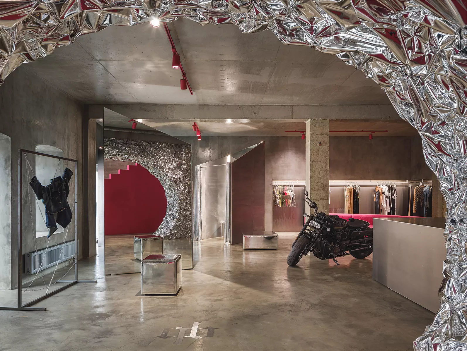 Скульптурная розовая лестница в интерьере казанского магазина одежды — проект бюро AR ARCHITECTS