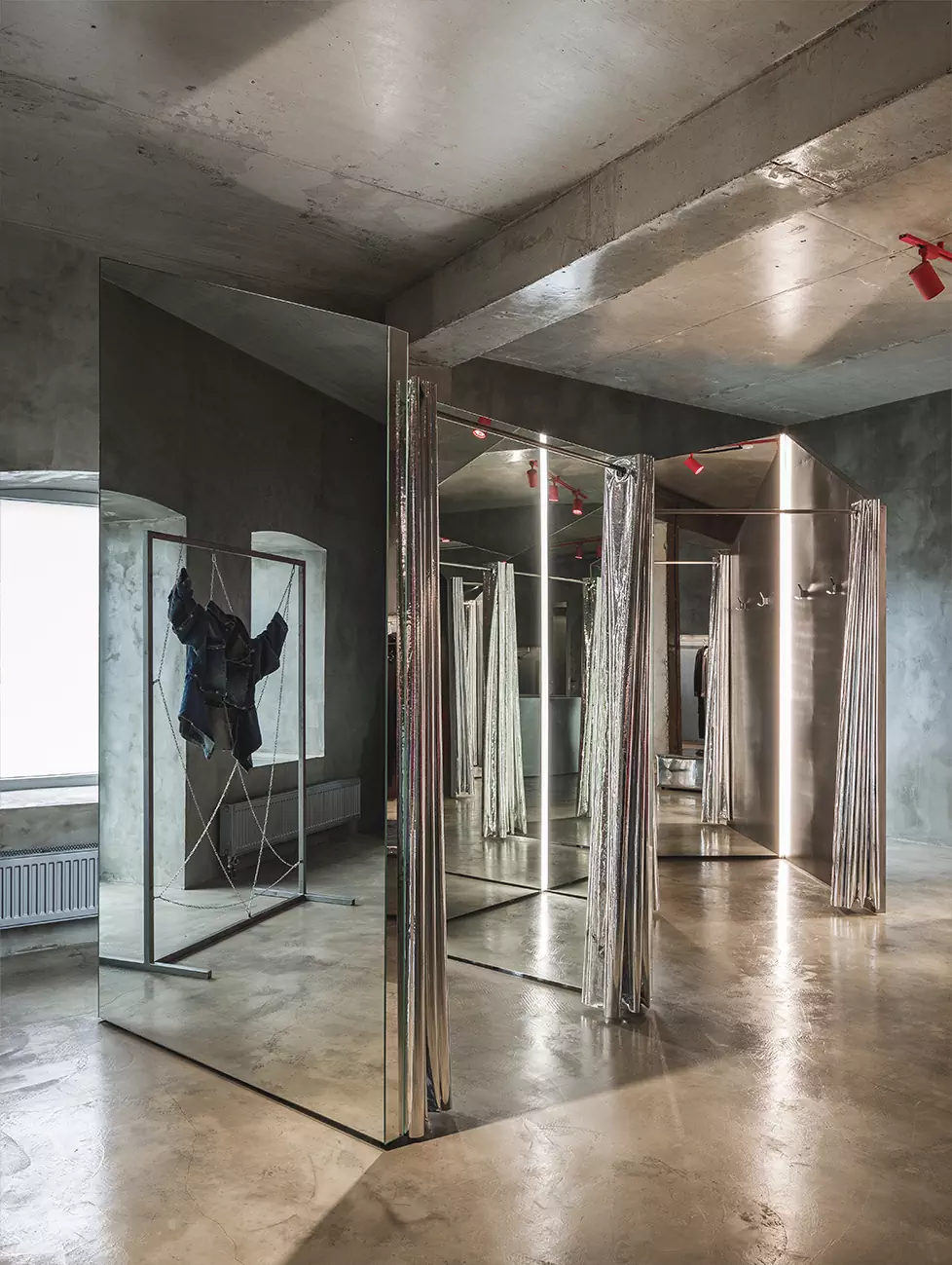 Скульптурная розовая лестница в интерьере казанского магазина одежды — проект бюро AR ARCHITECTS