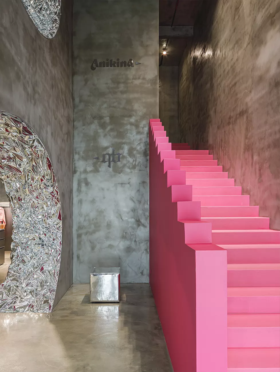 Скульптурная розовая лестница в интерьере казанского магазина одежды — проект бюро AR ARCHITECTS