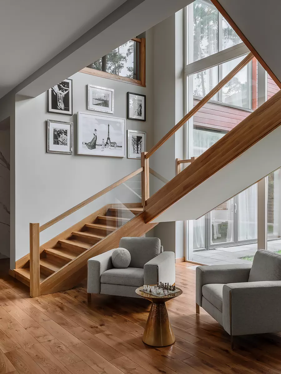 Латунь, золото и зеркала в интерьере дома для владелицы ювелирного бренда — проект Юлии Айтекеновой