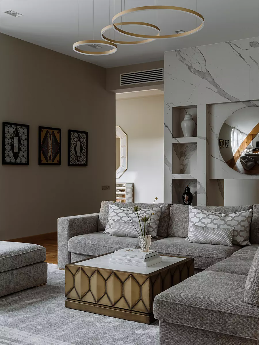 Латунь, золото и зеркала в интерьере дома для владелицы ювелирного бренда — проект Юлии Айтекеновой