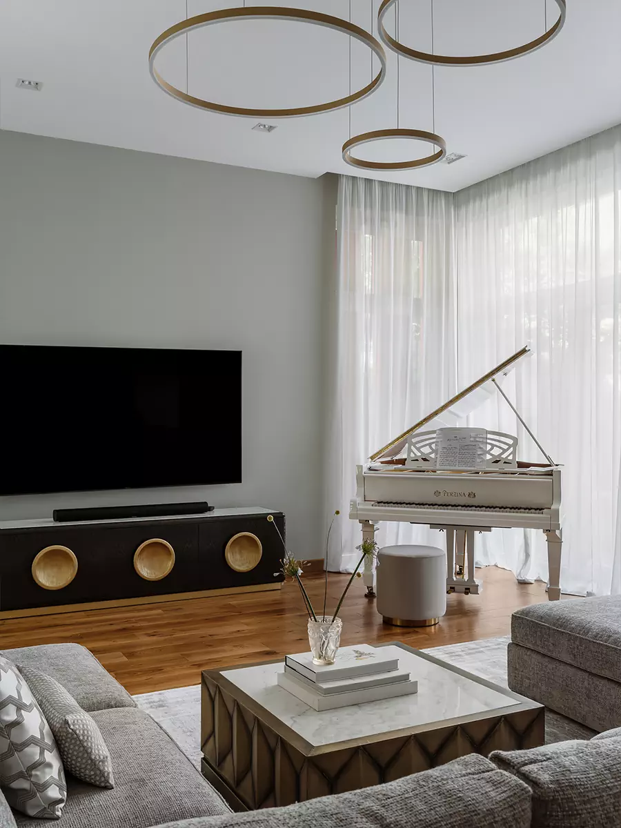 Латунь, золото и зеркала в интерьере дома для владелицы ювелирного бренда — проект Юлии Айтекеновой