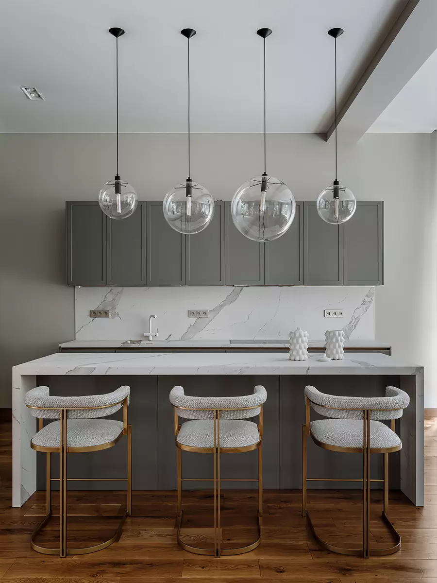 Латунь, золото и зеркала в интерьере дома для владелицы ювелирного бренда — проект Юлии Айтекеновой