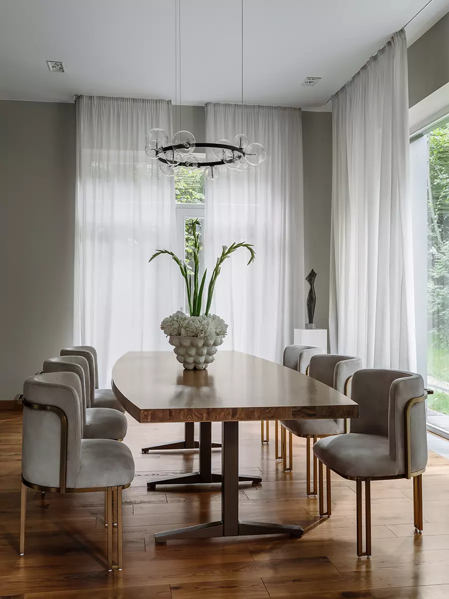 Латунь, золото и зеркала в интерьере дома для владелицы ювелирного бренда — проект Юлии Айтекеновой