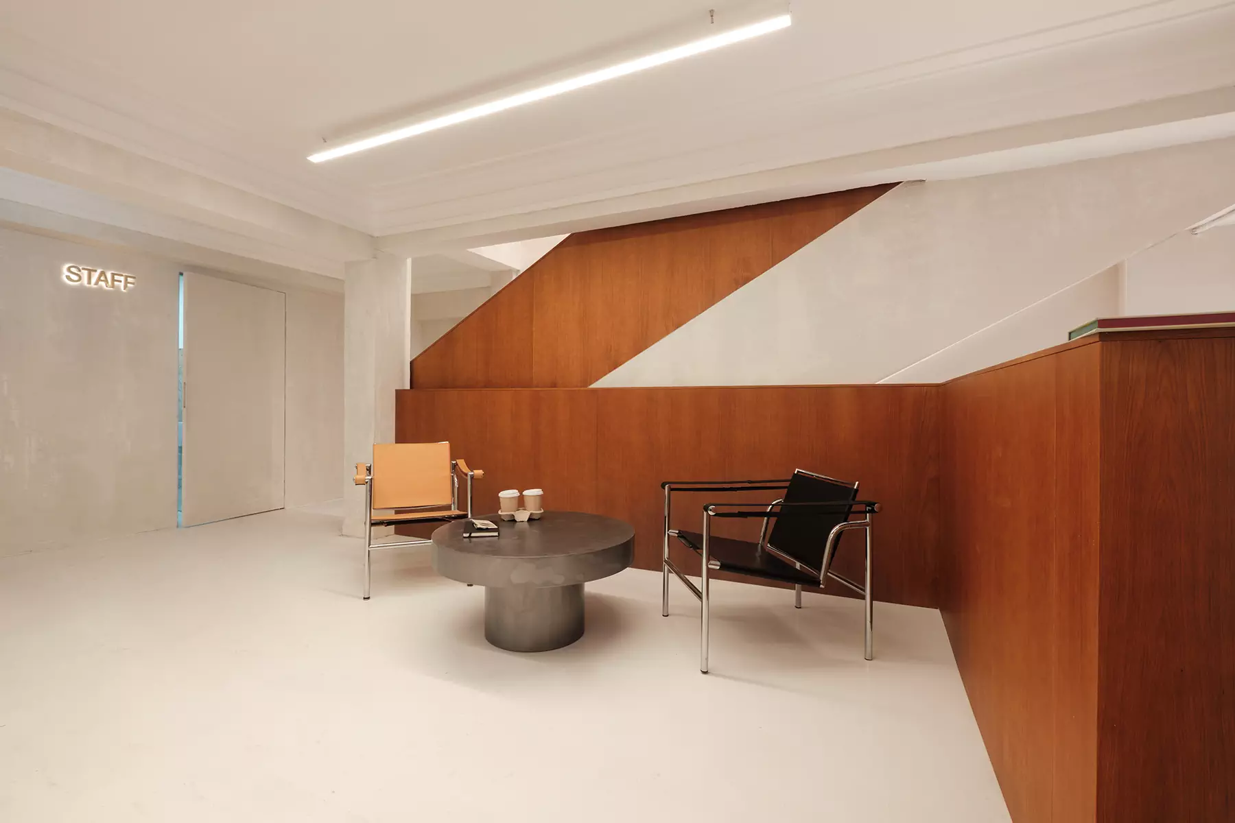 Декоративные шары и мебель с историей в интерьере шоурума российского бренда аксессуаров — проект Екатерины Рыбалко