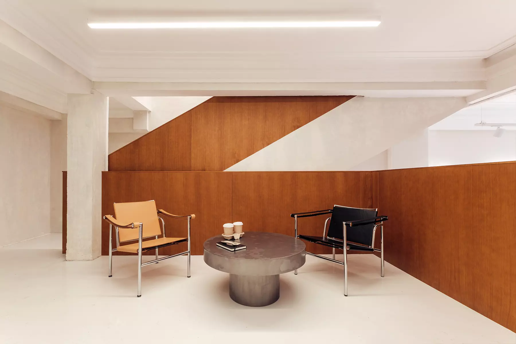 Декоративные шары и мебель с историей в интерьере шоурума российского бренда аксессуаров — проект Екатерины Рыбалко