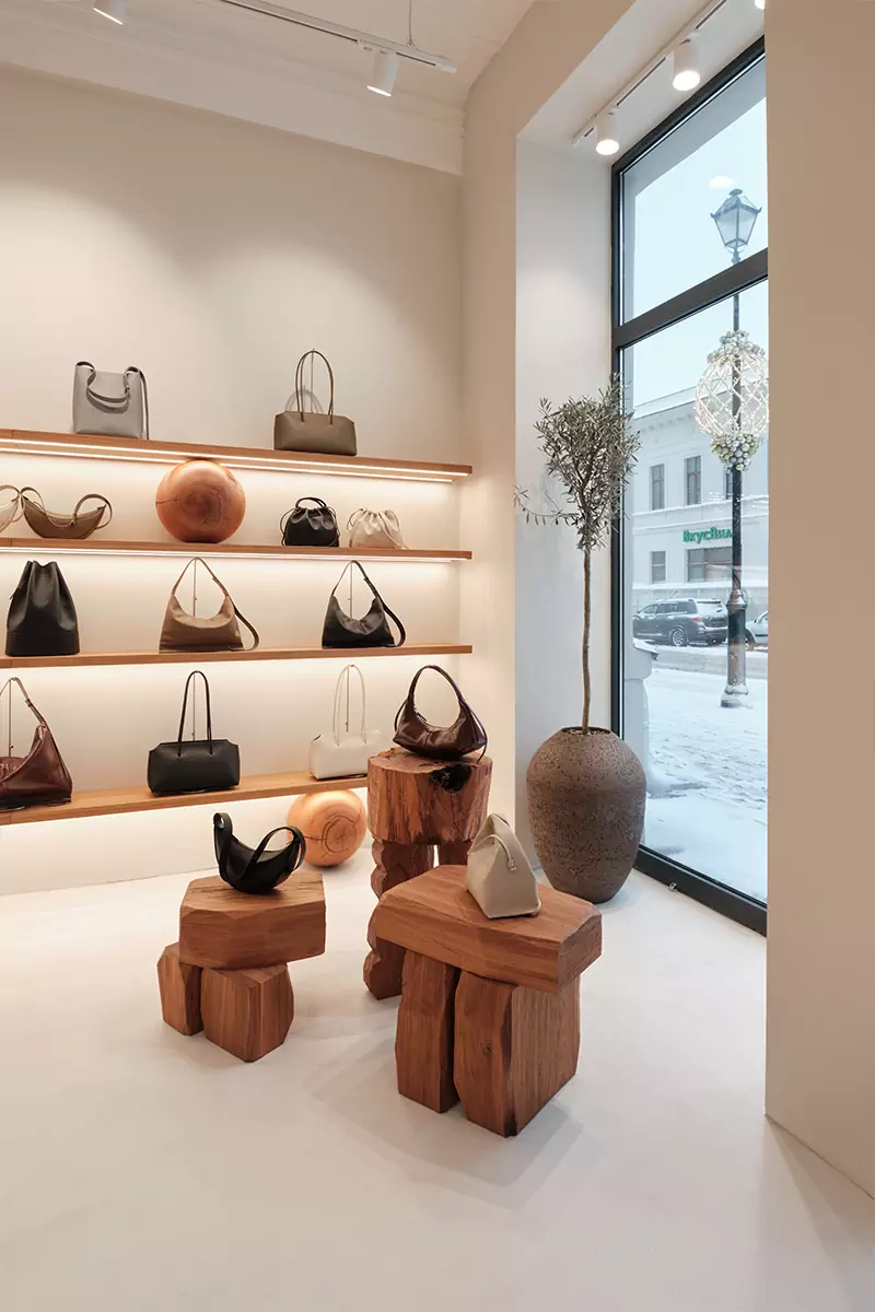 Декоративные шары и мебель с историей в интерьере шоурума российского бренда аксессуаров — проект Екатерины Рыбалко