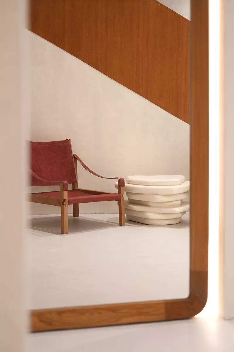 Декоративные шары и мебель с историей в интерьере шоурума российского бренда аксессуаров — проект Екатерины Рыбалко