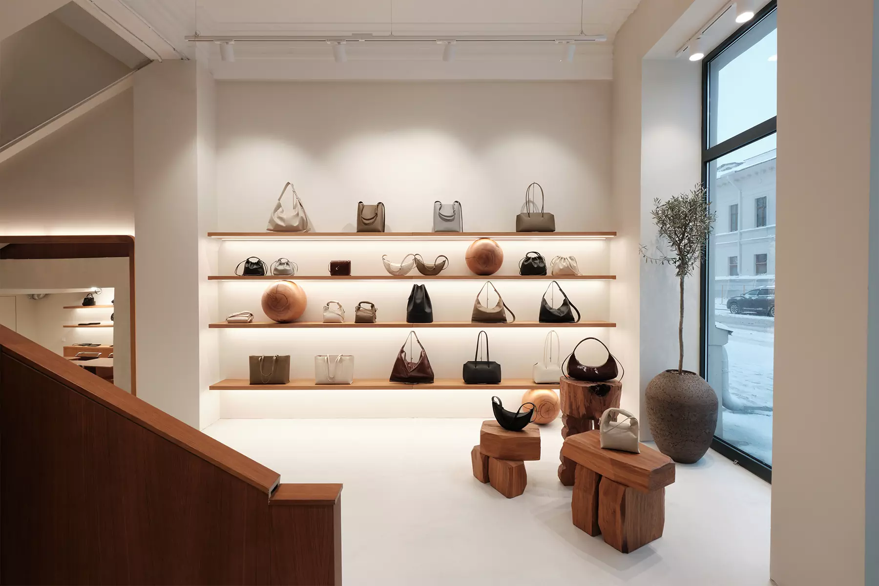 Декоративные шары и мебель с историей в интерьере шоурума российского бренда аксессуаров — проект Екатерины Рыбалко